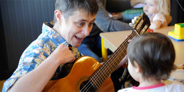 Musicien d’Une note pour chacun avec un enfant à l’hôpital